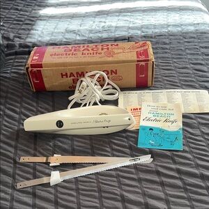 Vintage, Hamilton Beach Cream Electric Knife with Blades and Manual